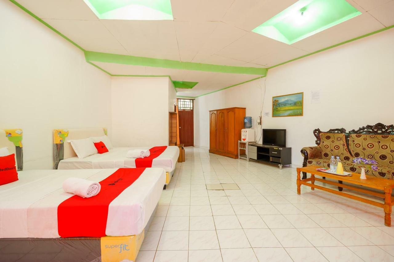 Reddoorz @ Tuktuk Danau Toba Hotel Exterior photo