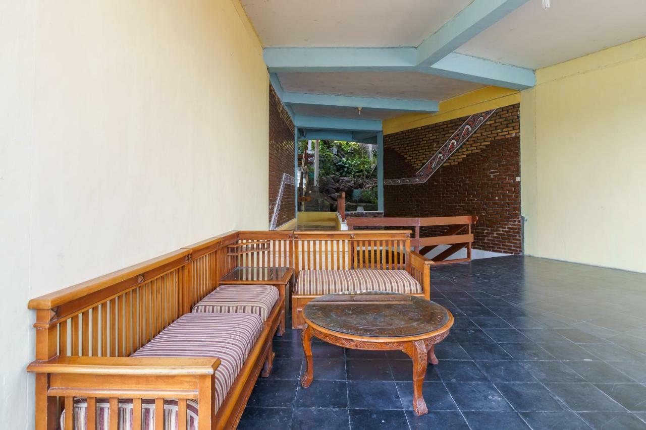Reddoorz @ Tuktuk Danau Toba Hotel Exterior photo