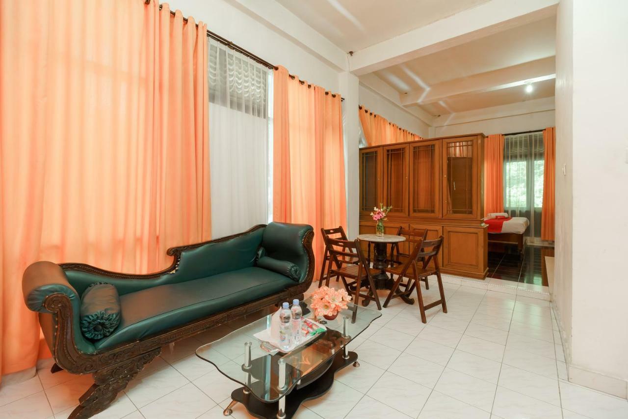 Reddoorz @ Tuktuk Danau Toba Hotel Exterior photo
